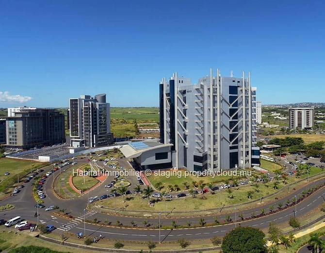 Terrain commercial de 2,921 m² (768 toises/69 perches), idéalement situé dans le quartier dynamique et en plein dével...