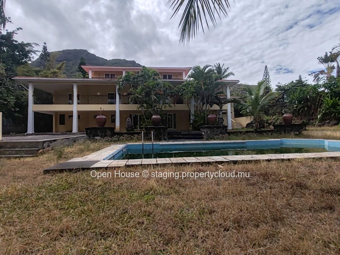 VILLA MAURICIEN à vendre à Tamarin, Rivière Noire. Surface habitable 600m², terrain 1,477m², 5 chambres, bureau, pisc...
