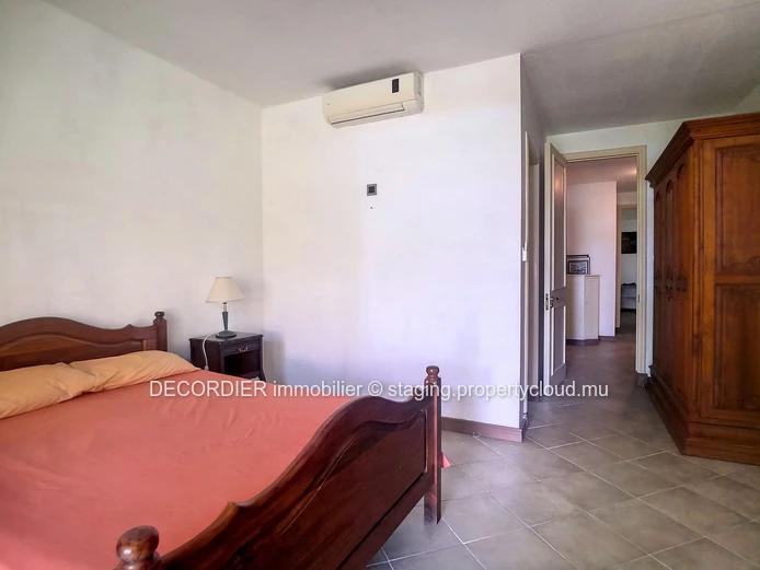 Ground floor apartment located in a waterfront residence