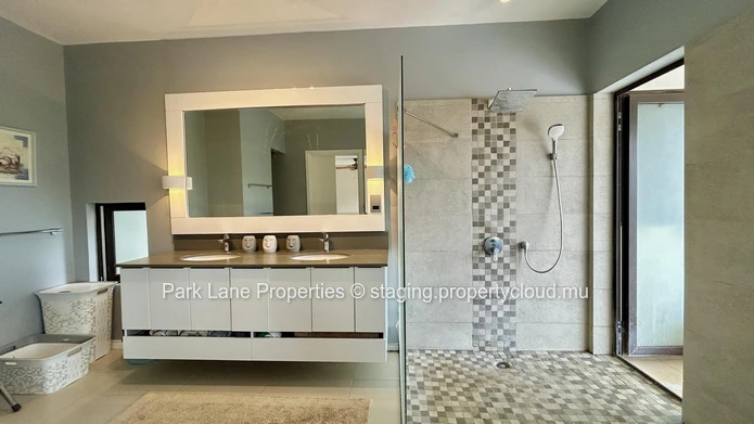 Unique 4-Bedroom Villa steps from Tamarin Beach