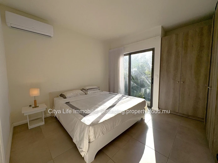 REZ+2 à vendre à Pereybere, 105m², 2 chambres, piscine commune, terrain en pleine propriété, parking, chauffe-eau sol...