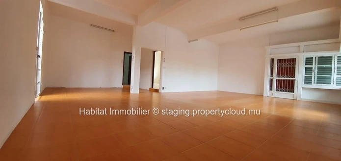 A VENDRE - Maison de plain-pied non meublée de 258 m2 sur un terrain de 155 toises située sur la route principale à L...