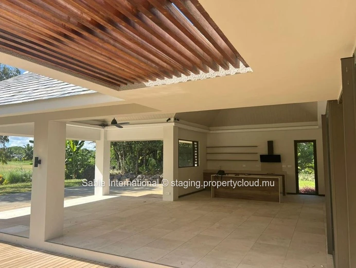 Villa RES à vendre à Beau Champ, 589m² habitable, 2.400m² terrain, 5 chambres, piscine privée, accès mer, salle de gym.
