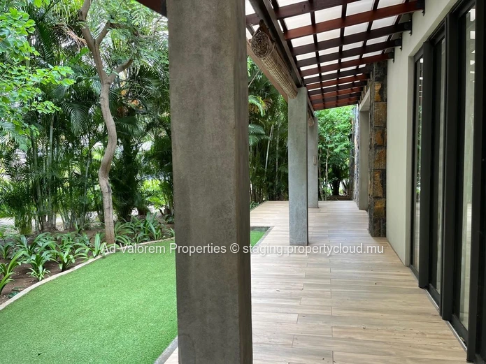 Appartement d’angle avec jardin, terrasses et piscine!