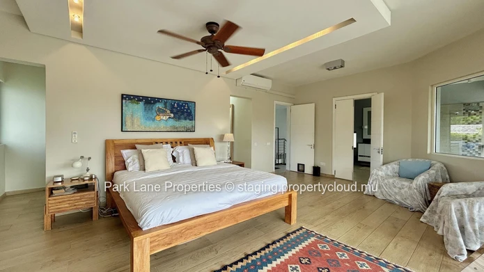 Unique 4-Bedroom Villa steps from Tamarin Beach