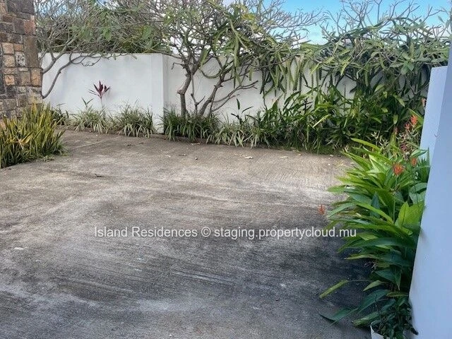 single storey house with 3 bedrooms, pool and parking in a secured residence