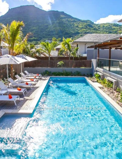 Villa PDS 181m², 3 chambres, piscine privée, proche bus et golf, meublée, climatisée, lumineuse.  à Rivière Noire.