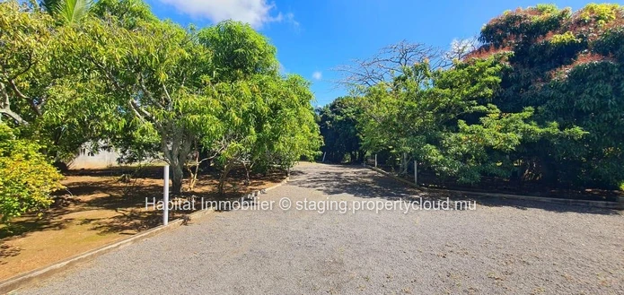 Spacious residential plot of 1 arpent 10 with an existing house of 250 m², ideally located in Sottise, just minutes f...