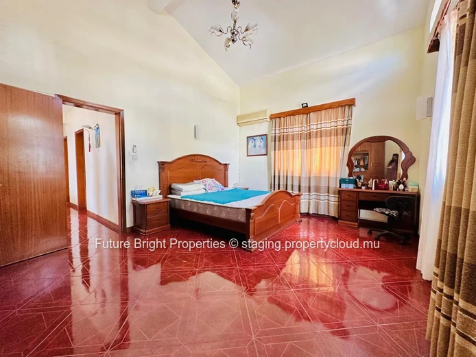 Spacious House , ideal for two Families!