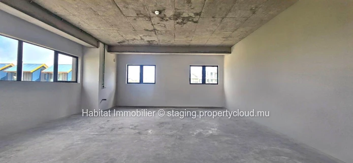 To rent : Discover this unfurnished office space of 45.90m², ideally located in the heart of Moka Smart City, a strat...