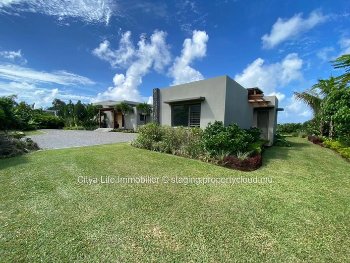 Villa IRS à vendre à Beau Champ, 492m² habitables sur 2.252m² de terrain, 4 chambres, piscine privée, proche des comm...