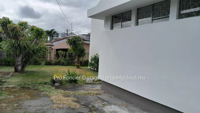 Ground floor of a house for rent as office in the center town of Quatre-Bornes- Good Opportunity !!
