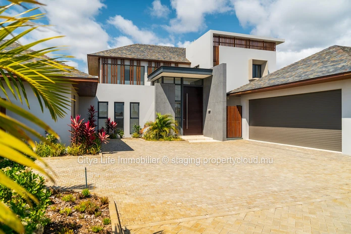 Villa SCS à vendre à Grand Baie, 540m², terrain 1.770m², 4 chambres, piscine privée. Prix $.