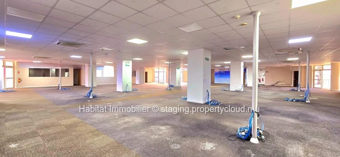 This exceptional unfurnished office of 940m2 located in the heart of the Cybercity of Ebene