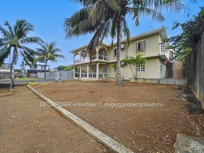 Large house composed of 4 apartments (Sole Mandate)
