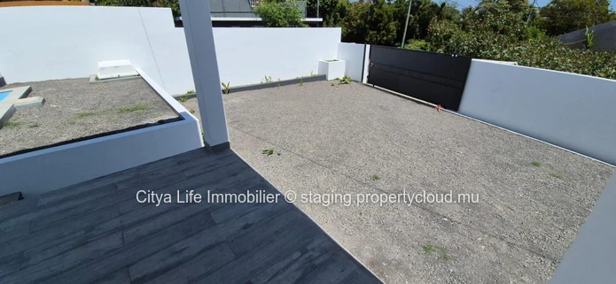 Maison à vendre à Grand Gaube, 250m², terrain de 520m², 4 chambres, piscine privée. Prix : Rs.