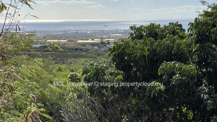 Terrain résidentiel de 7,851m2 à Pailles
