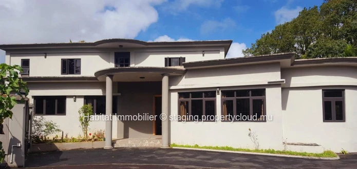 A VENDRE - Maison meublée et équipée de 371 m2 à Curepipe.