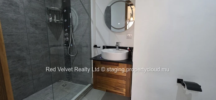 Maison de ville de luxe meublée avec 3 chambres, terrasse sur le toit et jacuzzi – Flic en Flac | Rs 15M