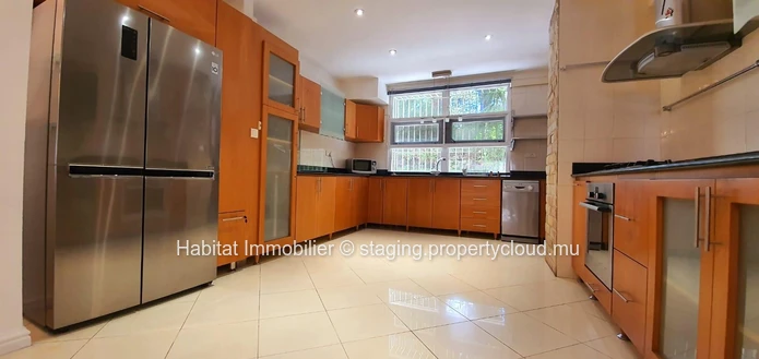 A VENDRE - magnifique appartement au rez-de-chaussée de 185 m2 meublé et équipé se situe à quelques minutes du centre...