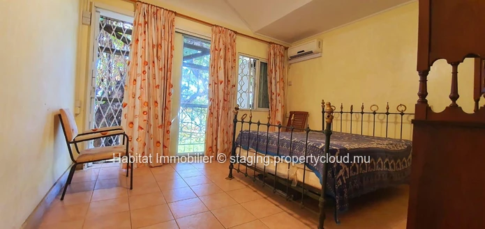 FOR SALE - Charming unfurnished beachfront family house of 400 m2 on a leasehold land of 1 arpent 16 enjoys a wonderf...