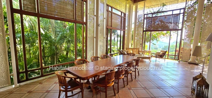 Nestled in one of the most prestigious and residential neighborhoods of Floréal, this unique property of around 800 m...