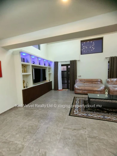 Elegant 4-Bedroom House for Rent in Ébène 