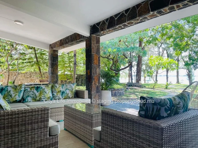 Magnifique villa en bord de mer à Calodyne avec vue imprenable sur la mer