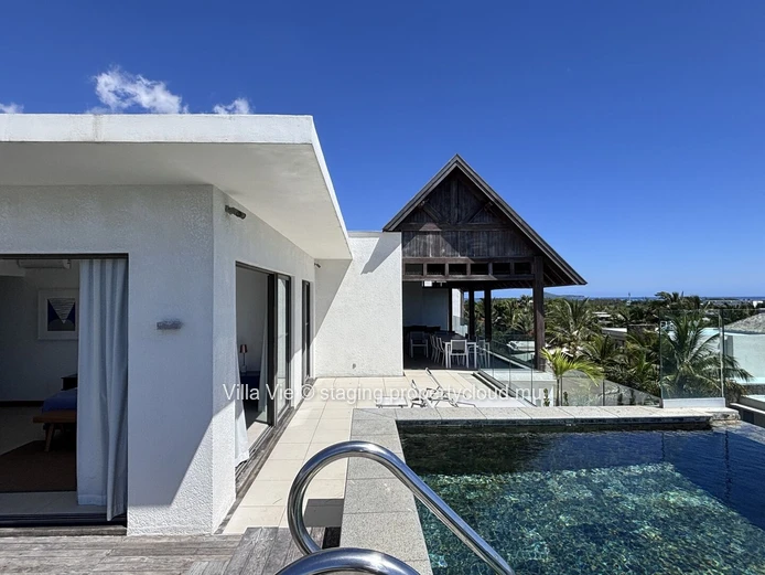 Grand Gaube - Spacious 3-bedroom penthouse with en-suite bathrooms, office, swimming pool, and sea views
