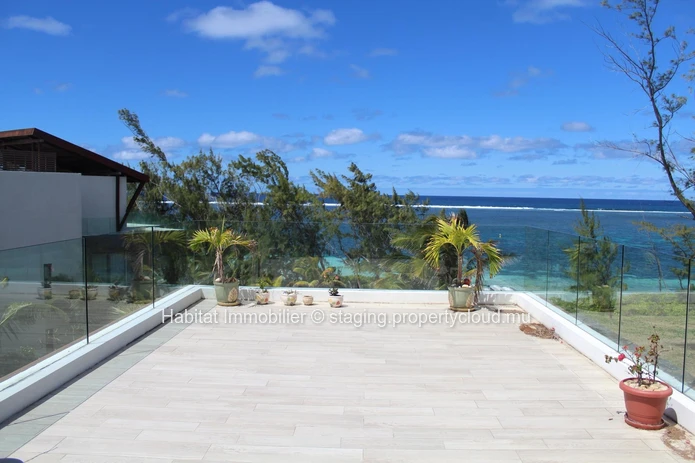 To rent - Stunning beachfront penthouse, furnished and equipped, of 150 m² located in a residence in Belle Mare 