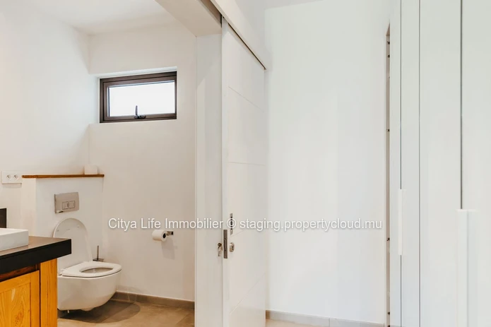 REZ+2 à vendre à Pointe aux Canonniers, 165m², 3 chambres, bureau, piscine commune. Terrain en toute propriété. Rs.
