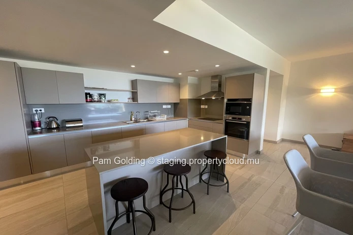 Impressive 3 Bedroom Apartment with Ocean Views and direct beach access in Tamarin
