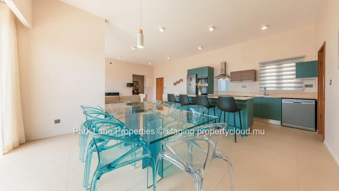Penthouse neuf de luxe avec vues imprenables sur les montagnes et la mer à Trianon