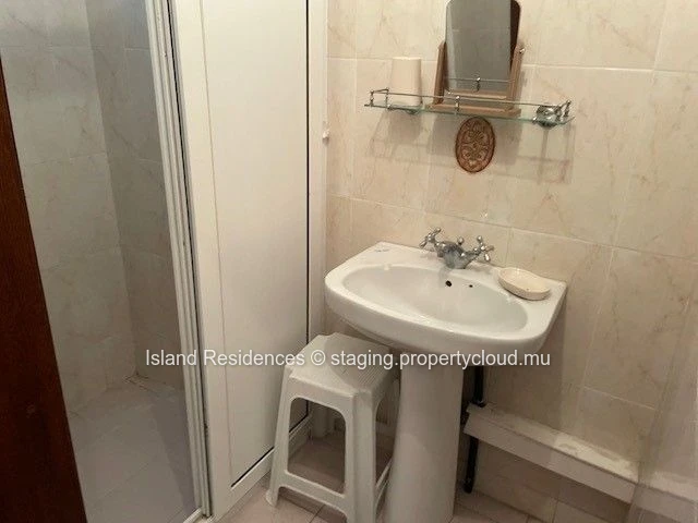 2 bedroom ground floor apartment in the center of Trou aux Biches