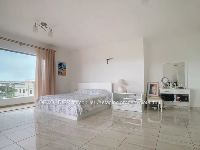 Penthouse located in a secure residence with a sea view rooftop