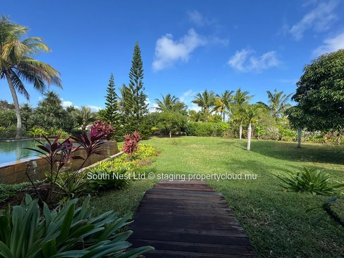 Exceptional villa in the heart of a private estate