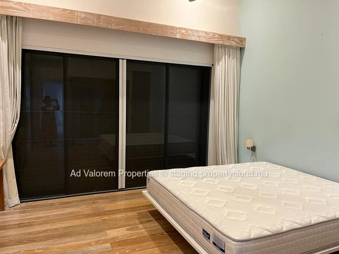 Appartement d’angle avec jardin, terrasses et piscine!