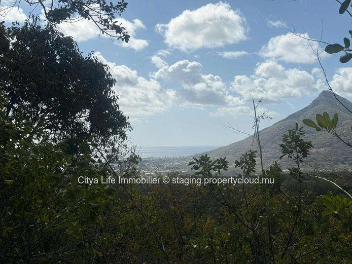 Terrain en pleine propriété avec vue imprenable sur la mer et les montagnes dans une résidence privée et sécurisée.