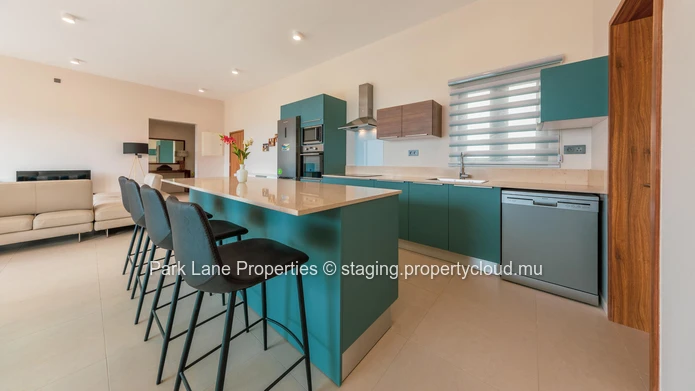 Penthouse neuf de luxe avec vues imprenables sur les montagnes et la mer à Trianon