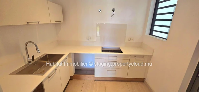 Cette somptueuse villa pieds dans l'eau non-meublée de 300 m² nichée au sein d'une résidence intimiste et sécurisée, ...