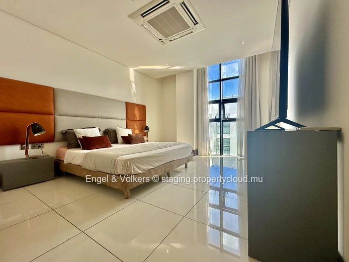 Stylish Top-Floor 3-Bedroom Apartment in La Croisette with Rooftop Pool Access