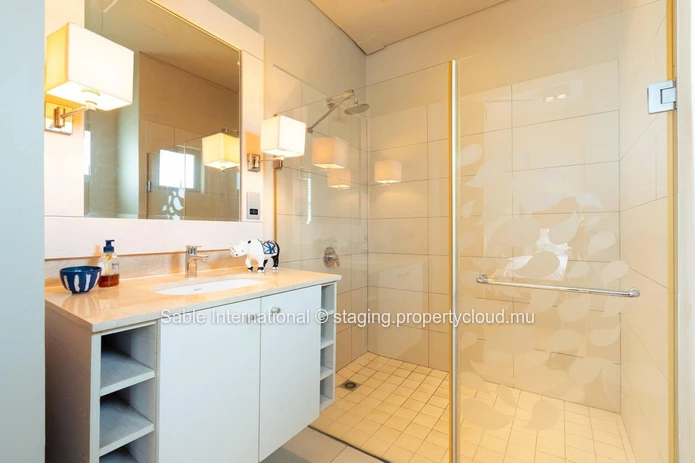 Appartement RES à vendre à Rivière Noire - Black River, 370m², Front de Mer, Vue mer, Meublé.