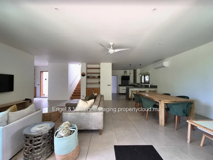 Stylish West Coast Villa Close to Beaches & Amenities