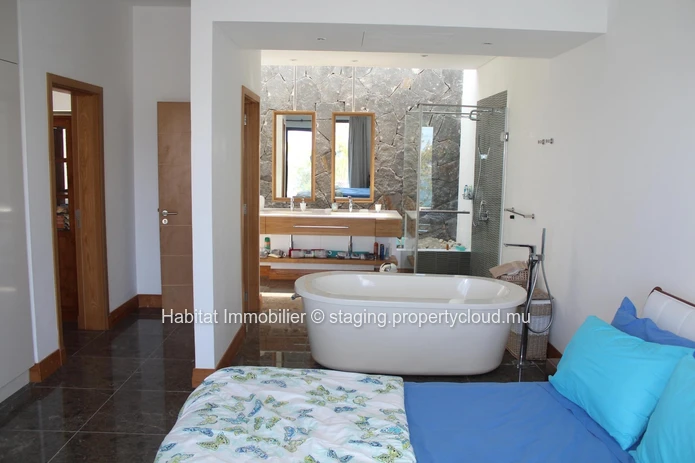 To rent - Stunning beachfront penthouse, furnished and equipped, of 150 m² located in a residence in Belle Mare 