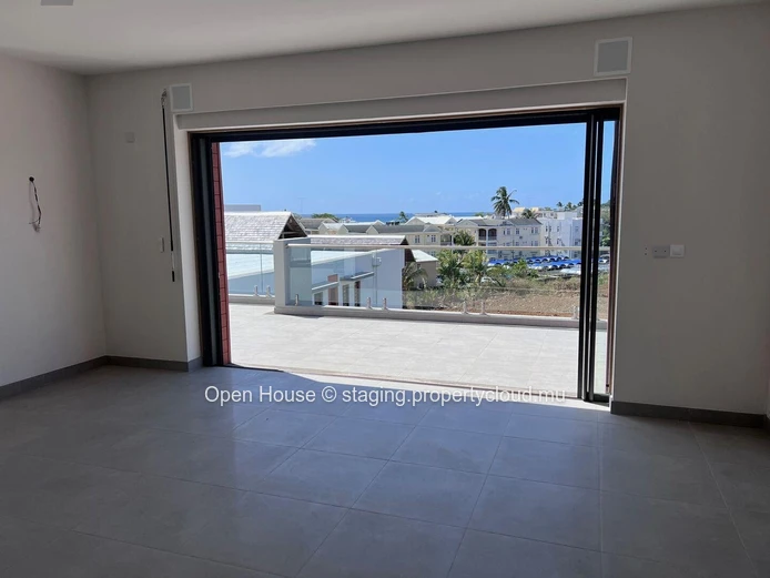 Luxurious penthouse with 3 bedrooms including a master suite, 2 bathrooms, and a swimming pool, located just 300 mete... (Sole Mandate)