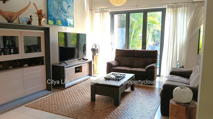 Découvrez la vie luxueuse au bord de l'eau avec cet exquis duplex de 3 chambres à vendre.