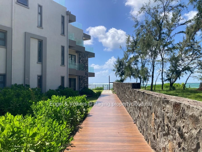 Beautiful Ground Floor Beachfront Apartment