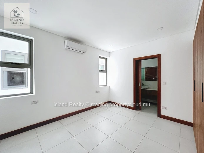 ISLAND REALTY offers you a real gem in Petite Pointe aux Cannoniers: a magnificent 229 m² apartment located just a 2-...
