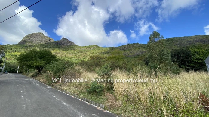 Terrain résidentiel de 7,851m2 à Pailles