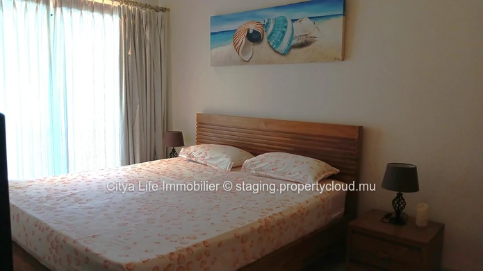 Découvrez la vie luxueuse au bord de l'eau avec cet exquis duplex de 3 chambres à vendre.